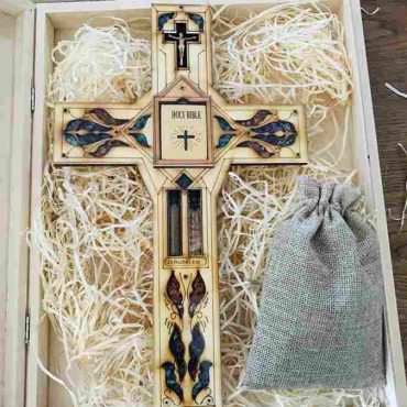 Holzkreuz aus dem Heiligen Land, mit Wasser aus dem Jordan, heiligem Boden und kleinen Kristallen, präsentiert in einer Holzbox mit duftenden Kräutern.