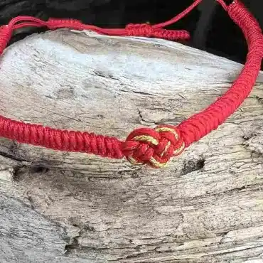 Rotes Armband mit tibetischem Unendlichkeitssymbol – handgefertigt, bringt Schutz und positive Energie